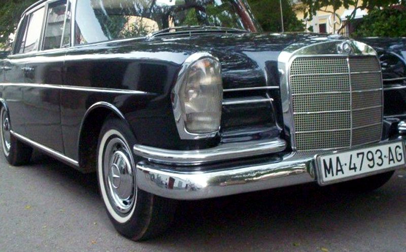 Mercedes clásico negro equipado con neumáticos de banda blanca