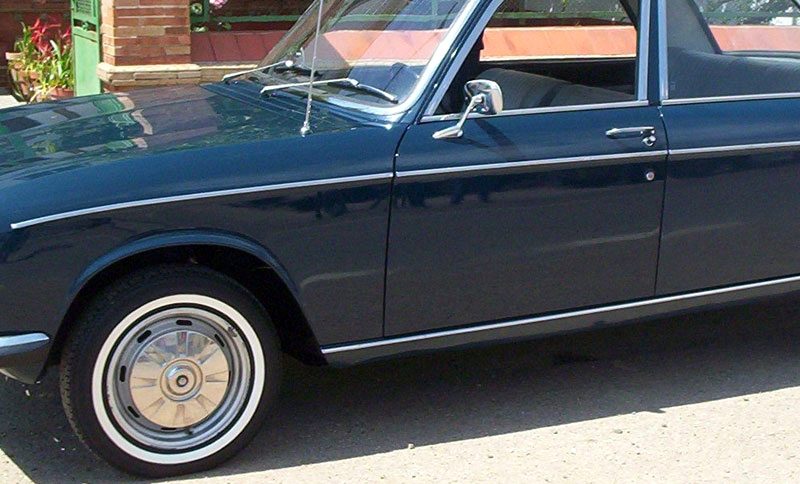 Berlina clásica azul oscuro con neumáticos de banda blanca