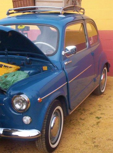 Seat 600 azul con neumáticos de banda blanca