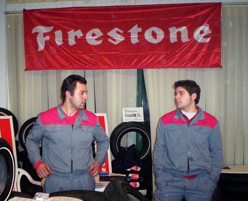 El equipo de Dámaso y Fernando con sus monos de trabajo en el taller