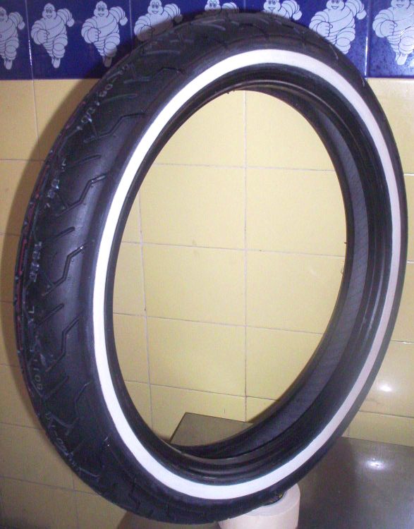 Neumático de motocicleta con banda blanca