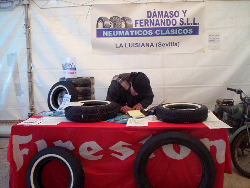 Stand de Dámaso y Fernando en carpa de feria de vehículos clásicos