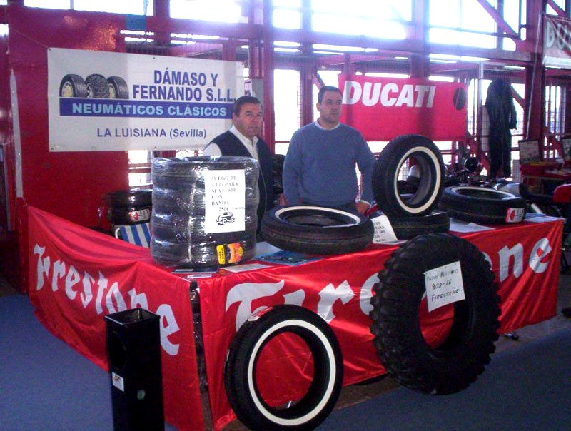 Stand de Dámaso y Fernando en una feria de vehículos clásicos